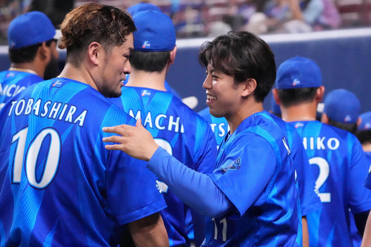 中日対DeNA　試合終了、戸柱恭孝（左）と喜ぶ東克樹（撮影・森本幸一）