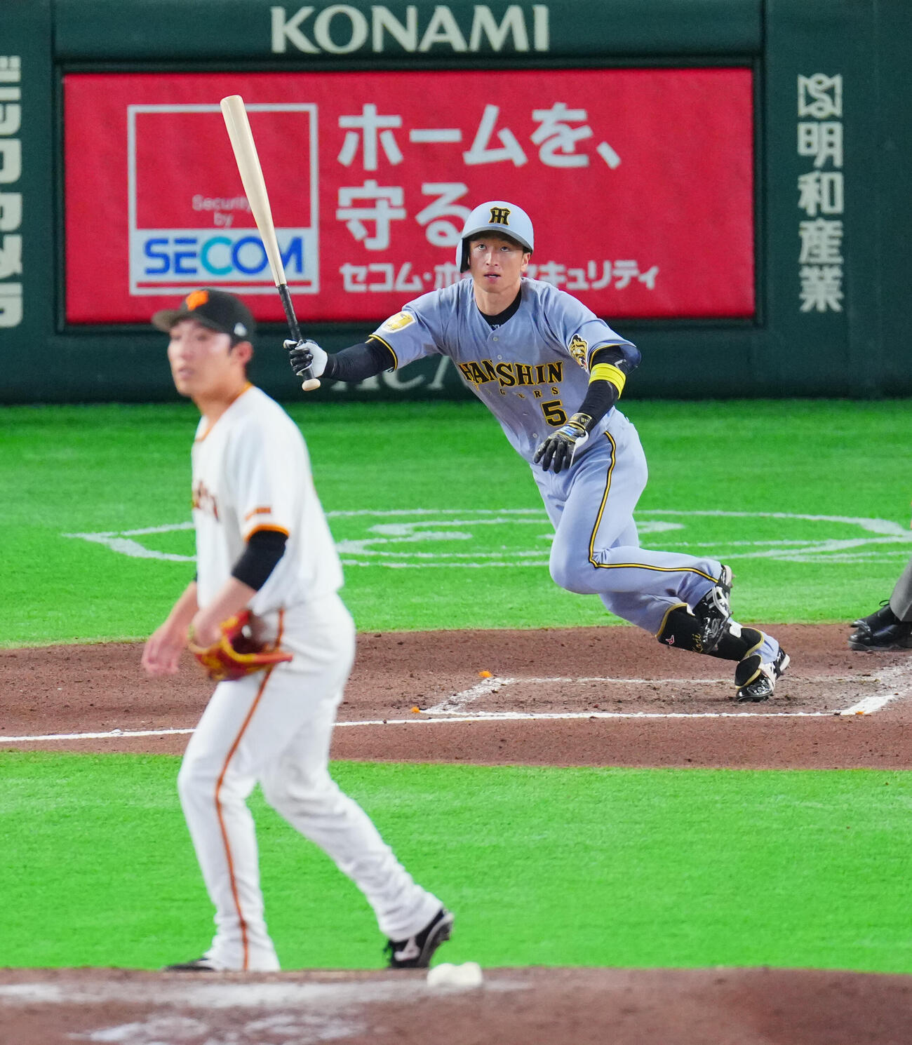 巨人対阪神　6回表阪神1死、中前打を放つ近本光司。投手赤星優志（撮影・垰建太）