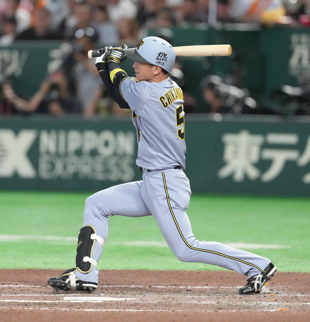 巨人対阪神　6回表阪神1死、近本光司は中前打を放つ（撮影・足立雅史）