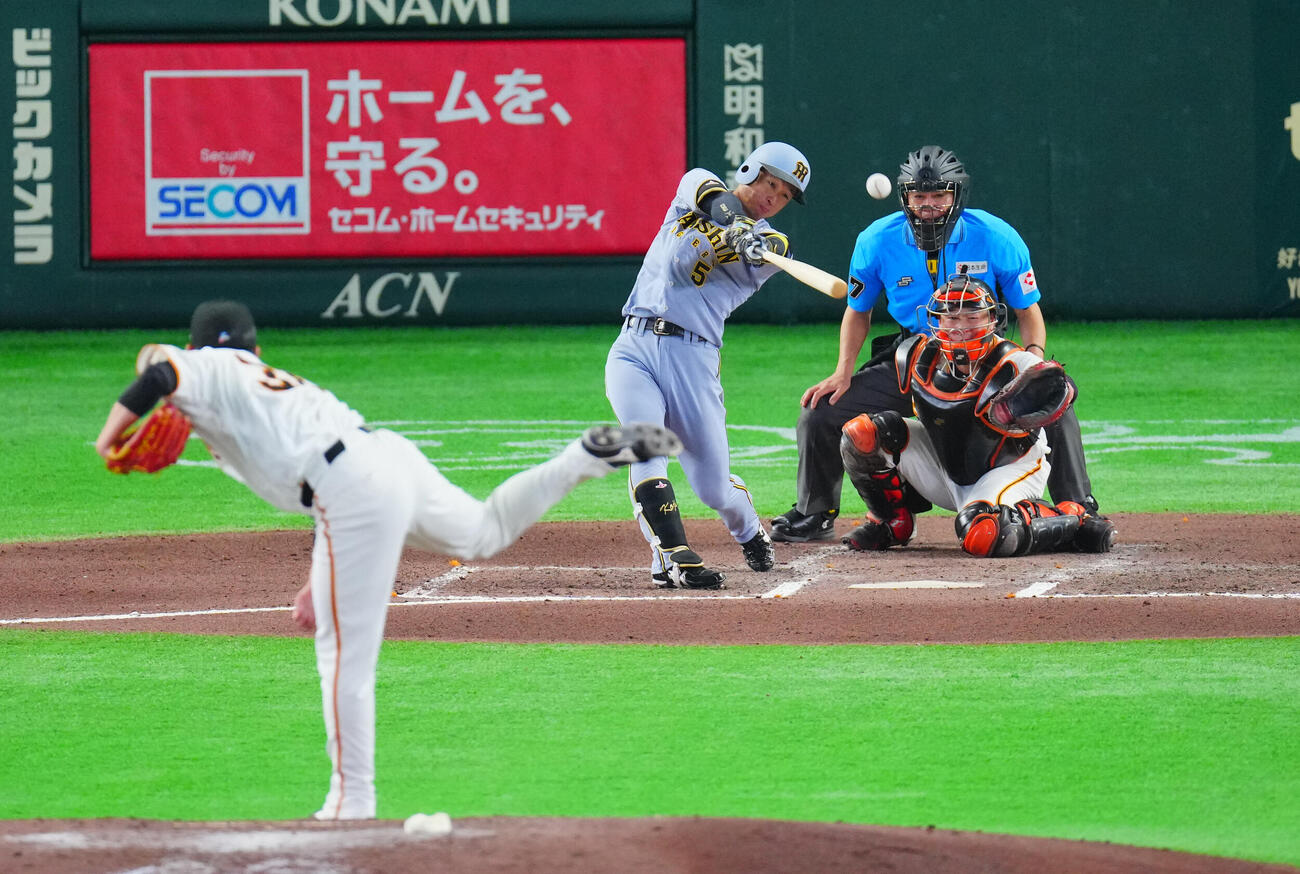巨人対阪神　6回表阪神1死、中前打を放つ近本光司。投手赤星優志（撮影・垰建太）