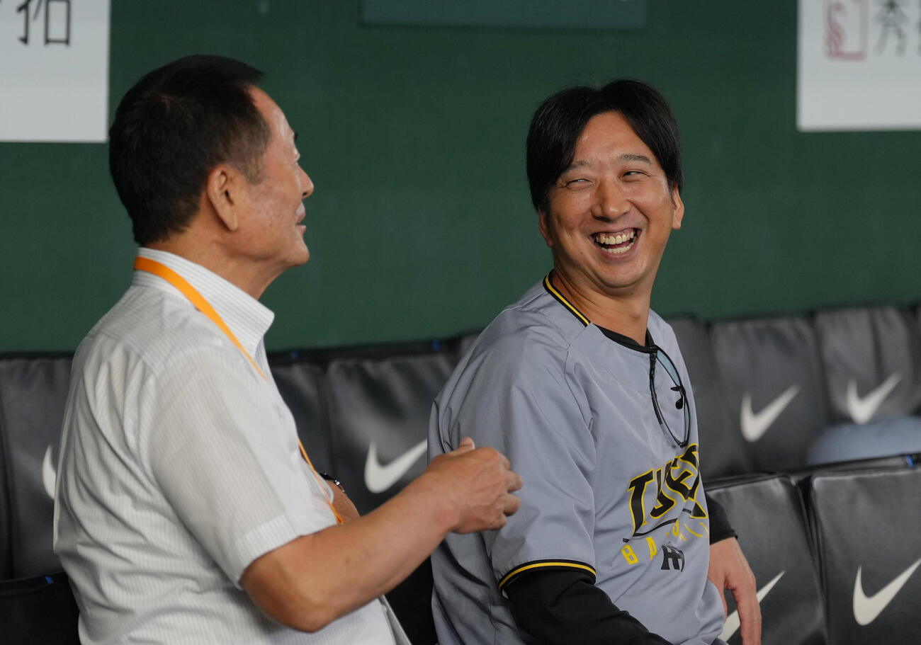 巨人対阪神　試合前、談笑する阪神藤川球児監督（右）と中畑清氏（撮影・足立雅史）