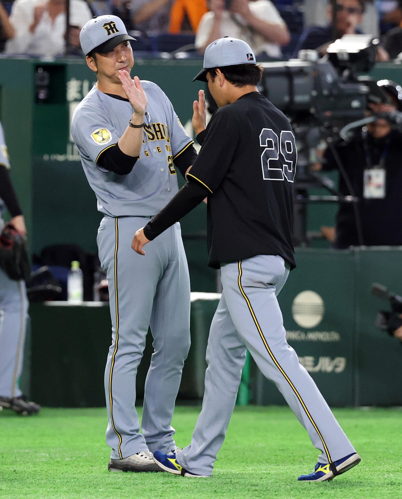 巨人対阪神　連勝し、阪神高橋遥人（手前）を迎える藤川球児監督（撮影・浅見桂子）