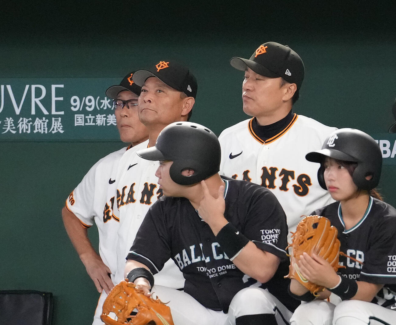 巨人対阪神　戦況を見つめる巨人橋上秀樹監督代行（左）（撮影・足立雅史）