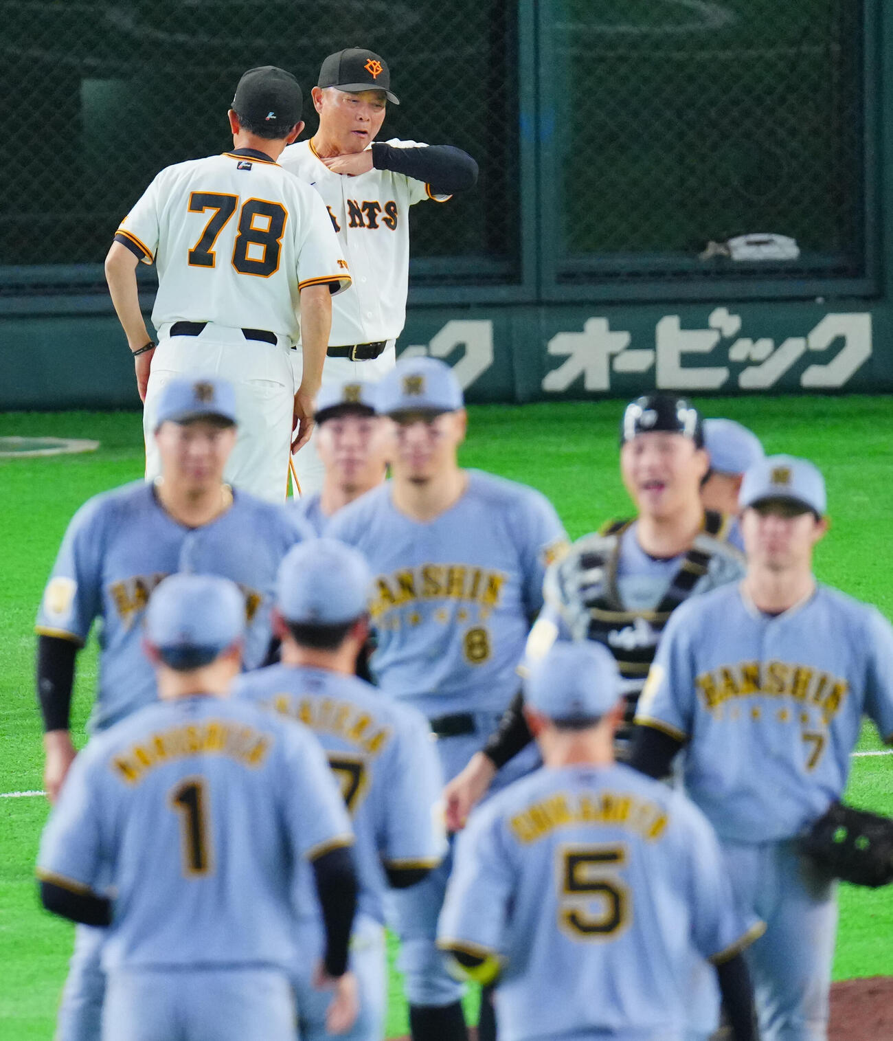 巨人対阪神　阪神に連敗し渋い表情の巨人橋上秀樹監督代行（後方右）（撮影・垰建太）
