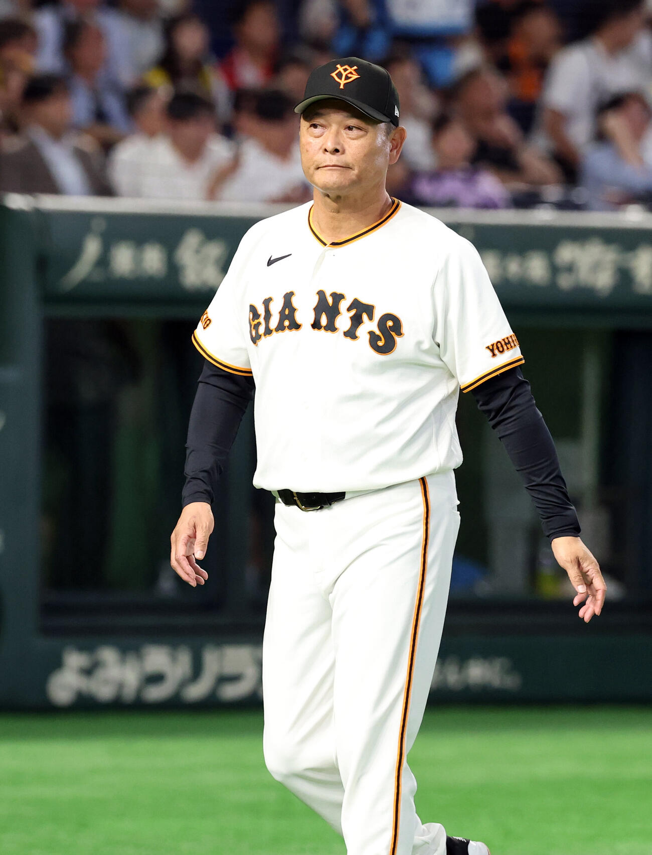 巨人対阪神　投手交代を告げ引き揚げる巨人橋上秀樹監督代行（撮影・浅見桂子）