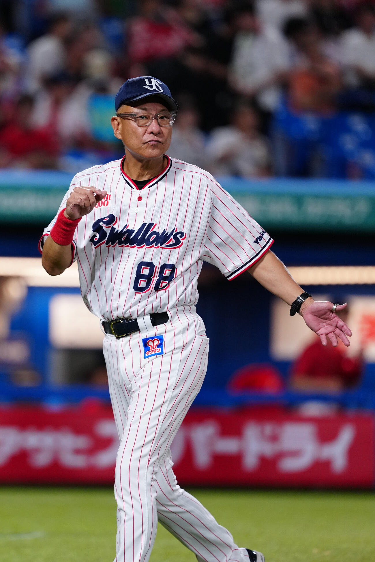 ヤクルト対広島　7回表開始前、選手交代を告げたヤクルト池山隆寛監督（撮影・江口和貴）