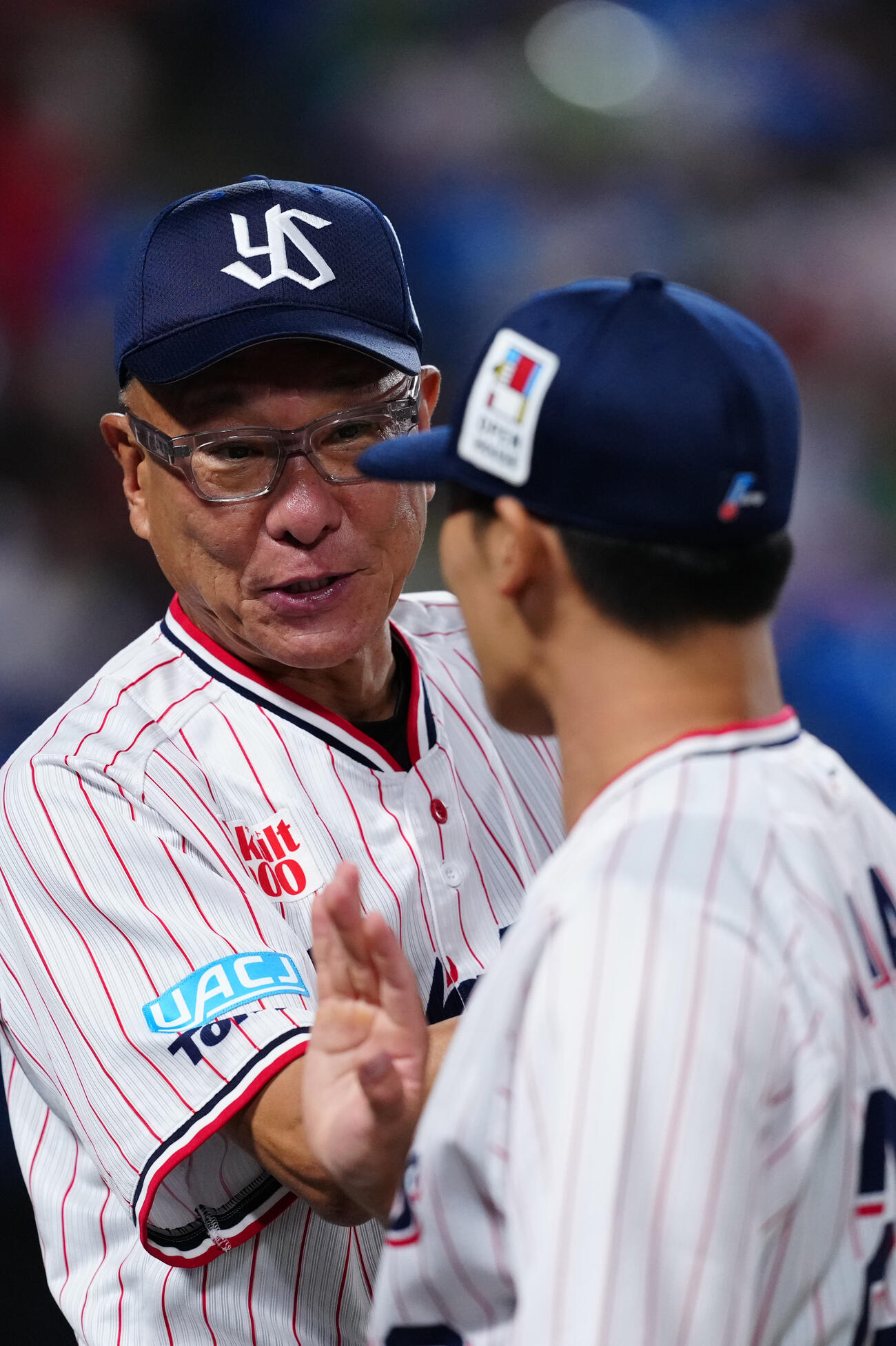 ヤクルト対広島　試合後、ヤクルト先発の山野太一（右）とタッチを交わす池山隆寛監督（撮影・江口和貴）