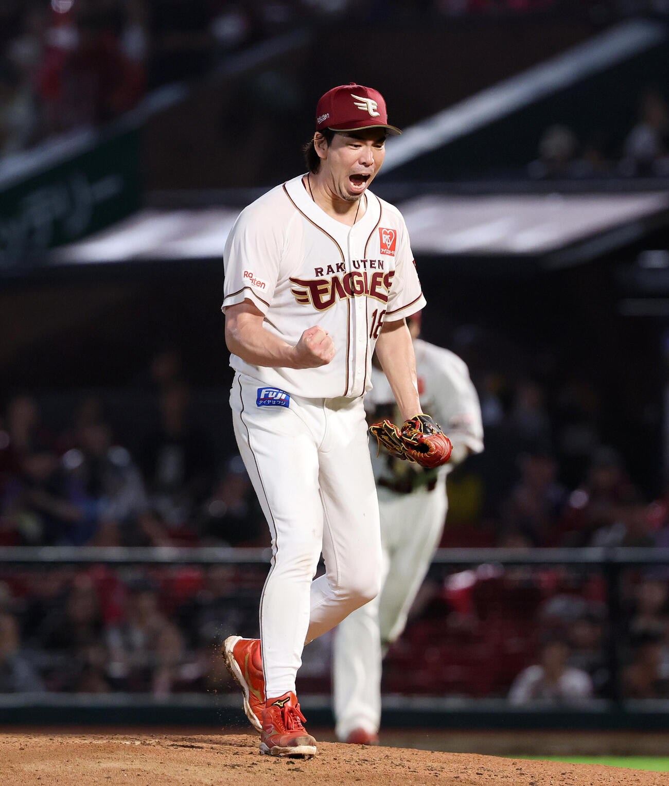 楽天対オリックス　7回表、オリックスの攻撃を抑え雄たけびを上げる楽天前田健太（撮影・鈴木正人）