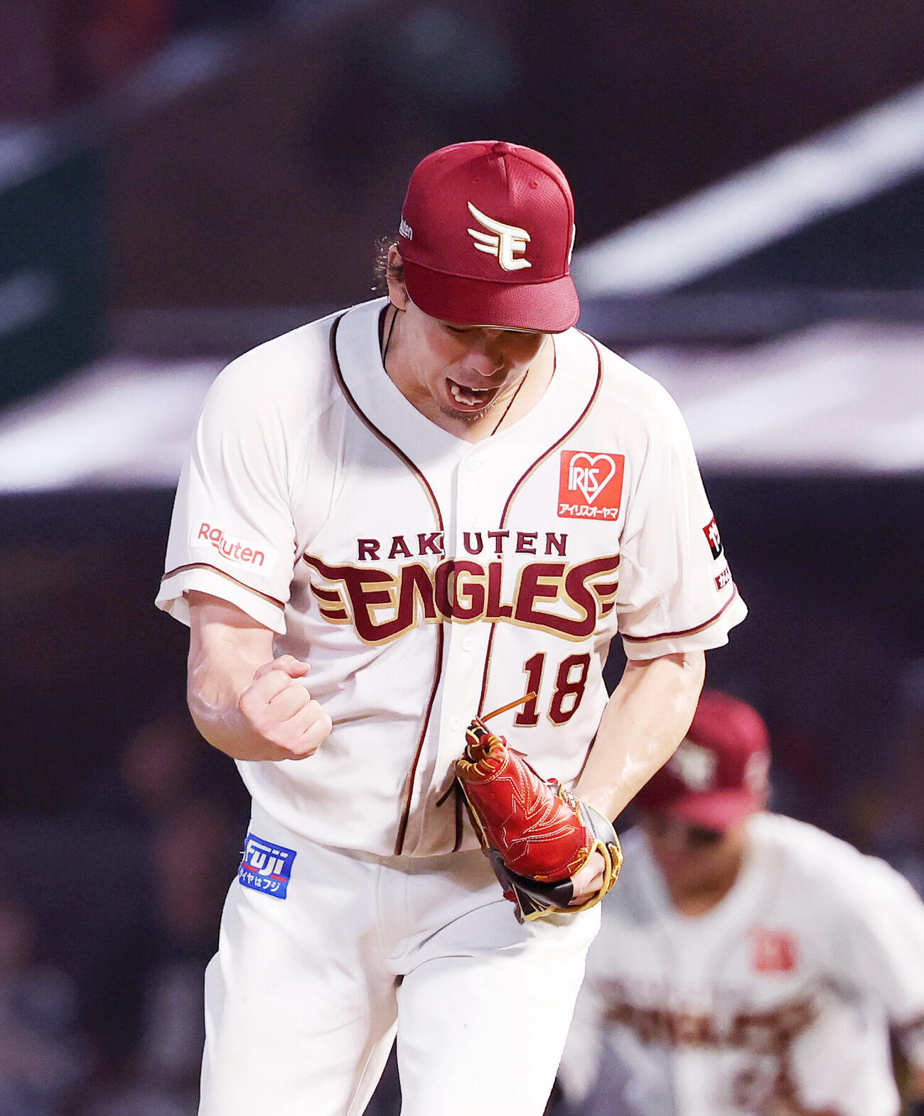楽天対オリックス　7回表、オリックスの攻撃を抑え雄たけびを上げる楽天前田健太（撮影・鈴木正人）