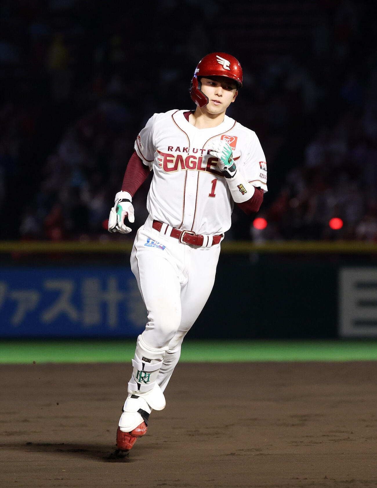 楽天対オリックス　8回裏楽天無死、宗山塁はソロ本塁打を放つ（撮影・鈴木正人）