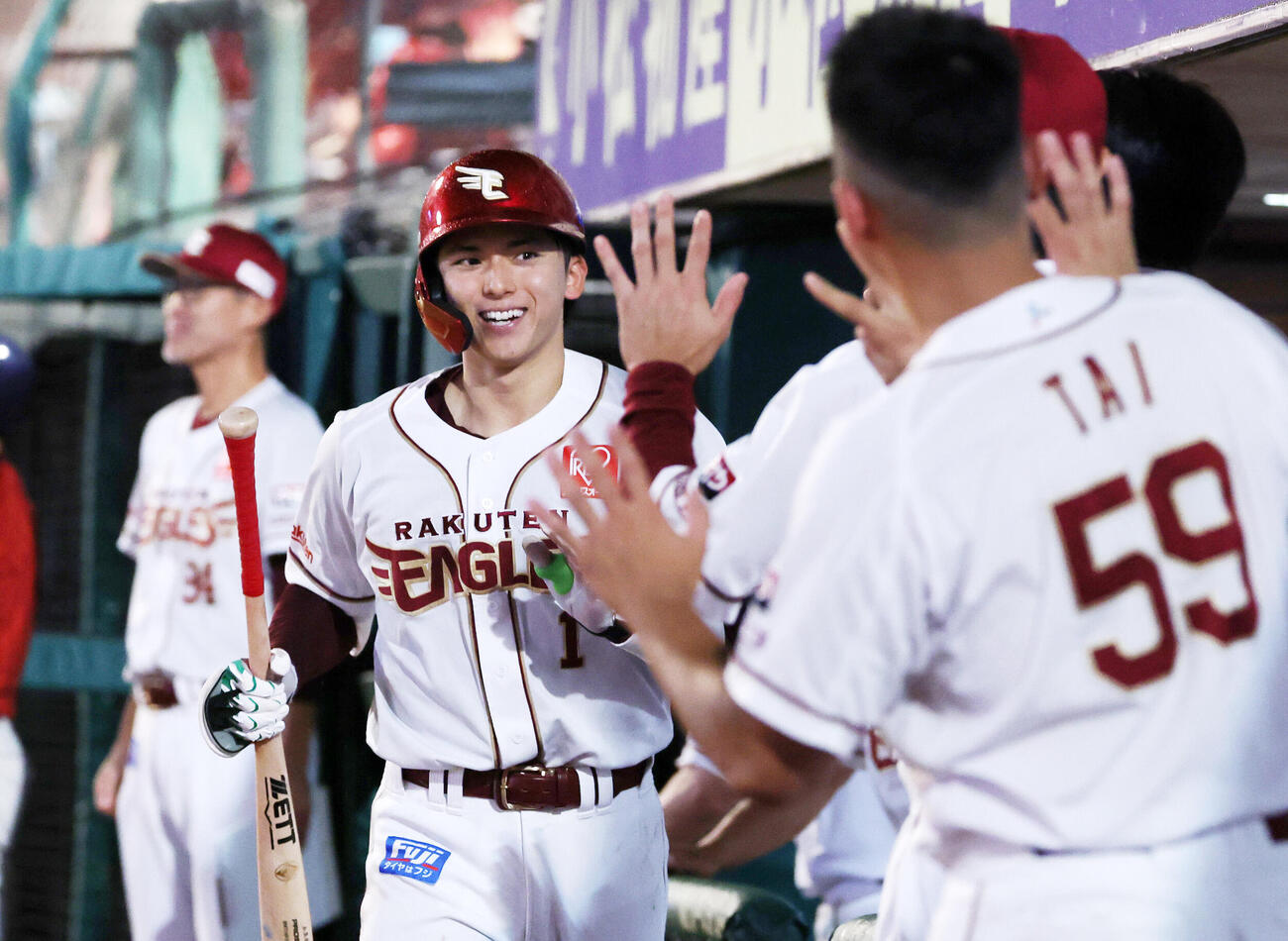 楽天対オリックス　8回裏楽天無死、宗山塁はソロ本塁打を放ちベンチ前で笑顔を見せる（撮影・鈴木正人）