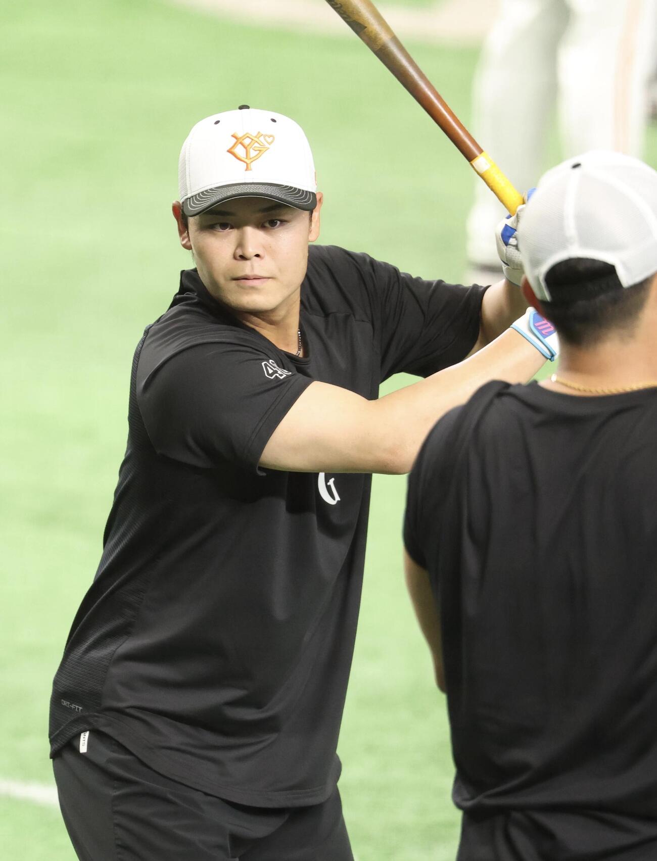 巨人対阪神　1軍合流でティー打撃する巨人中山礼都(撮影・浅見桂子)