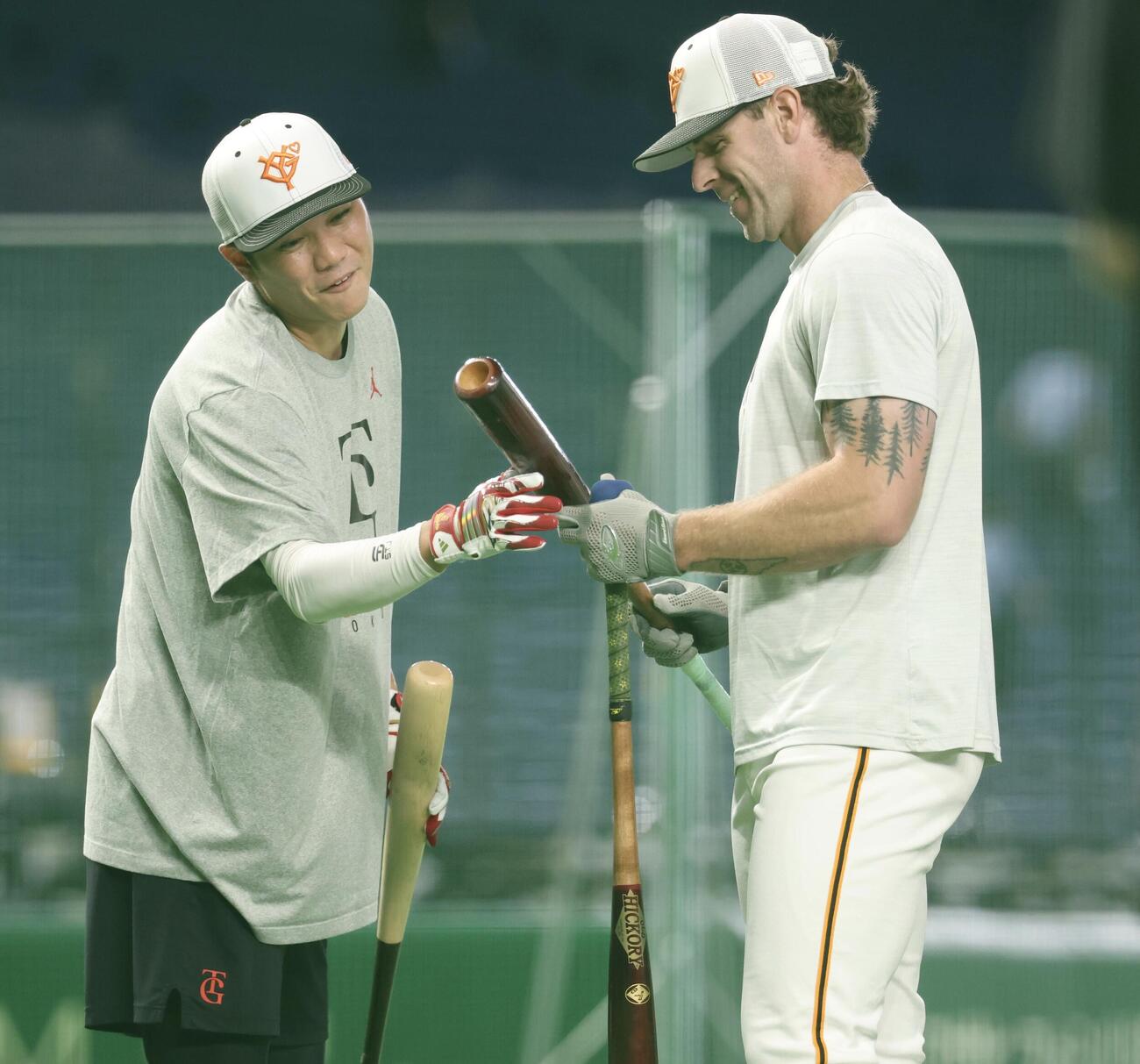 巨人対阪神　巨人坂本勇人(左)とトレイ・キャベッジはバット談義(撮影・浅見桂子)