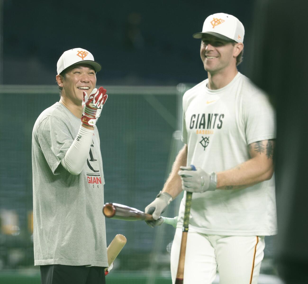 巨人対阪神　巨人坂本勇人(左)とトレイ・キャベッジは談笑する(撮影・浅見桂子)