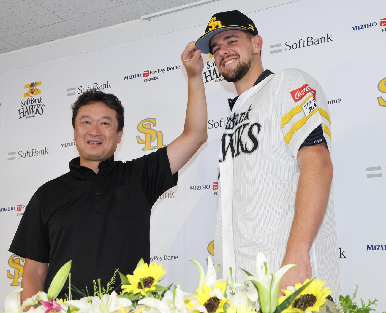 ソフトバンク入団会見を行ったジャクソン・ラトリッジ、左は三笠杉彦GM（撮影・梅根麻紀）
