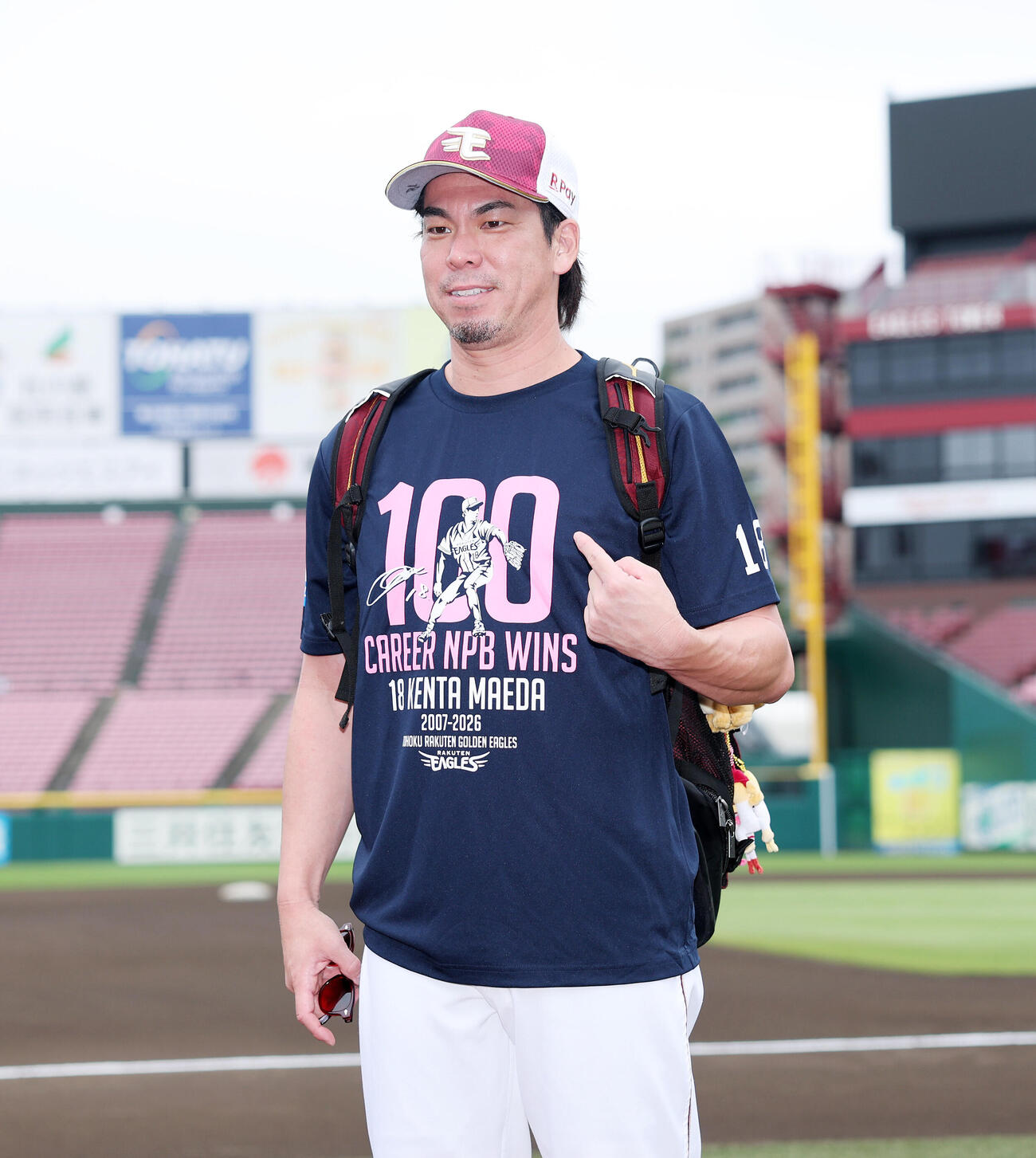 NPB通算100勝記念Tシャツを見せる楽天前田健太（撮影・鈴木正人）