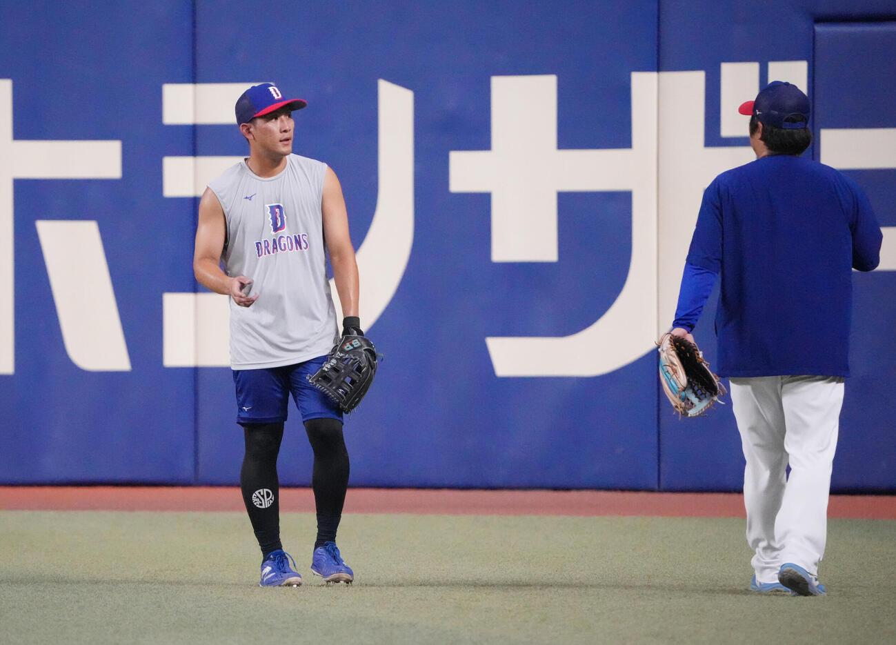 中日対DeNA　試合前、福元悠真（左）は一軍の練習に参加し平田良介外野守備走塁コーチと言葉を交わす（撮影・森本幸一）