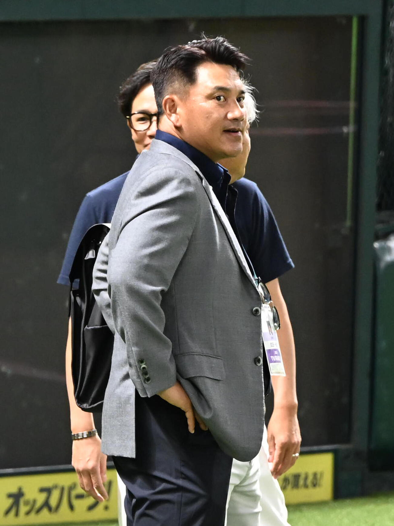ソフトバンク対ロッテ　試合前、球場に姿を見せた井口資仁（撮影・林敢治）