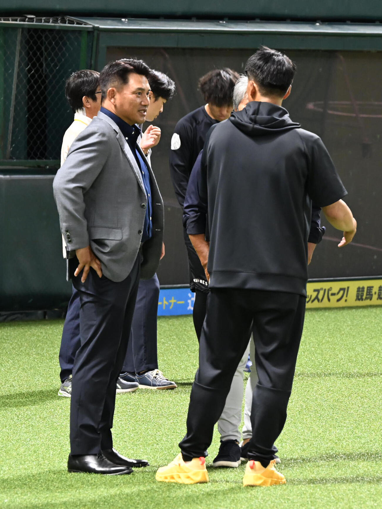 ソフトバンク対ロッテ　城島健司CBO（右）と話す侍ジャパン井口資仁監督（撮影・林敢治）