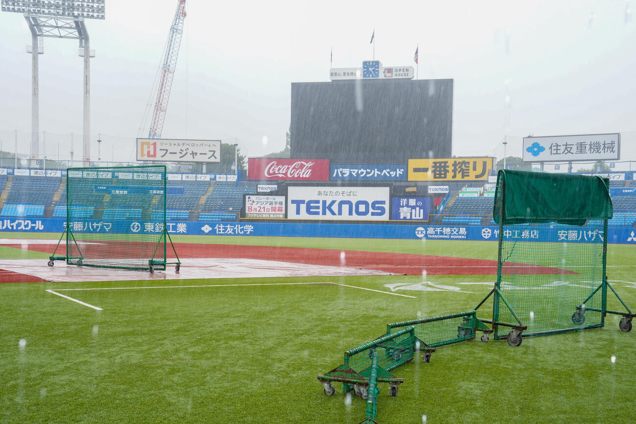 ヤクルト対広島　試合前、降雨の神宮球場（撮影・江口和貴）