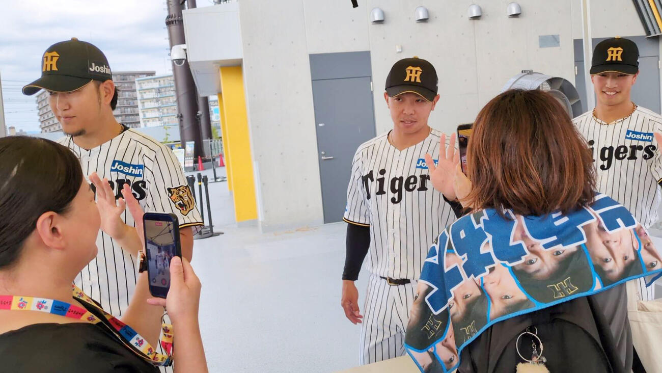 熊本地震の被災者への募金活動をおこなった、左から阪神岩貞祐太、島田海吏、百崎蒼生（撮影・堀まどか)