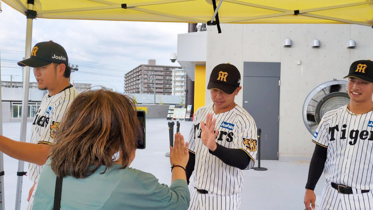 熊本地震の被災者への募金活動をおこなった、左から阪神岩貞祐太、島田海吏、百崎蒼生（撮影・堀まどか)