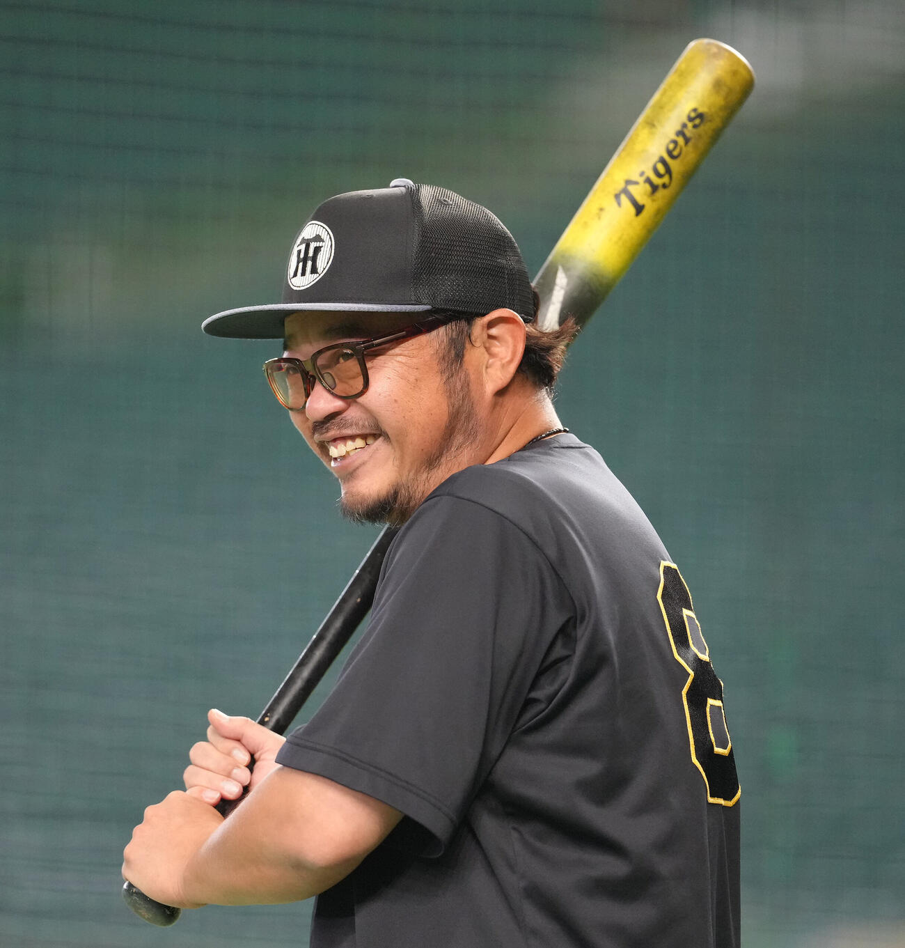 巨人対阪神　練習中、笑顔を見せる阪神小谷野栄一コーチ（中央）（撮影・足立雅史）
