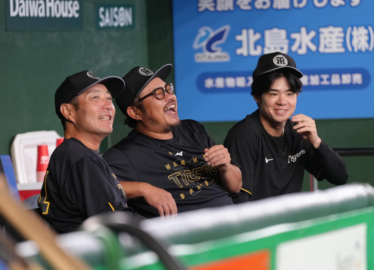 巨人対阪神　試合前、ベンチで笑顔を見せる阪神小谷野栄一コーチ（中央）（撮影・足立雅史）