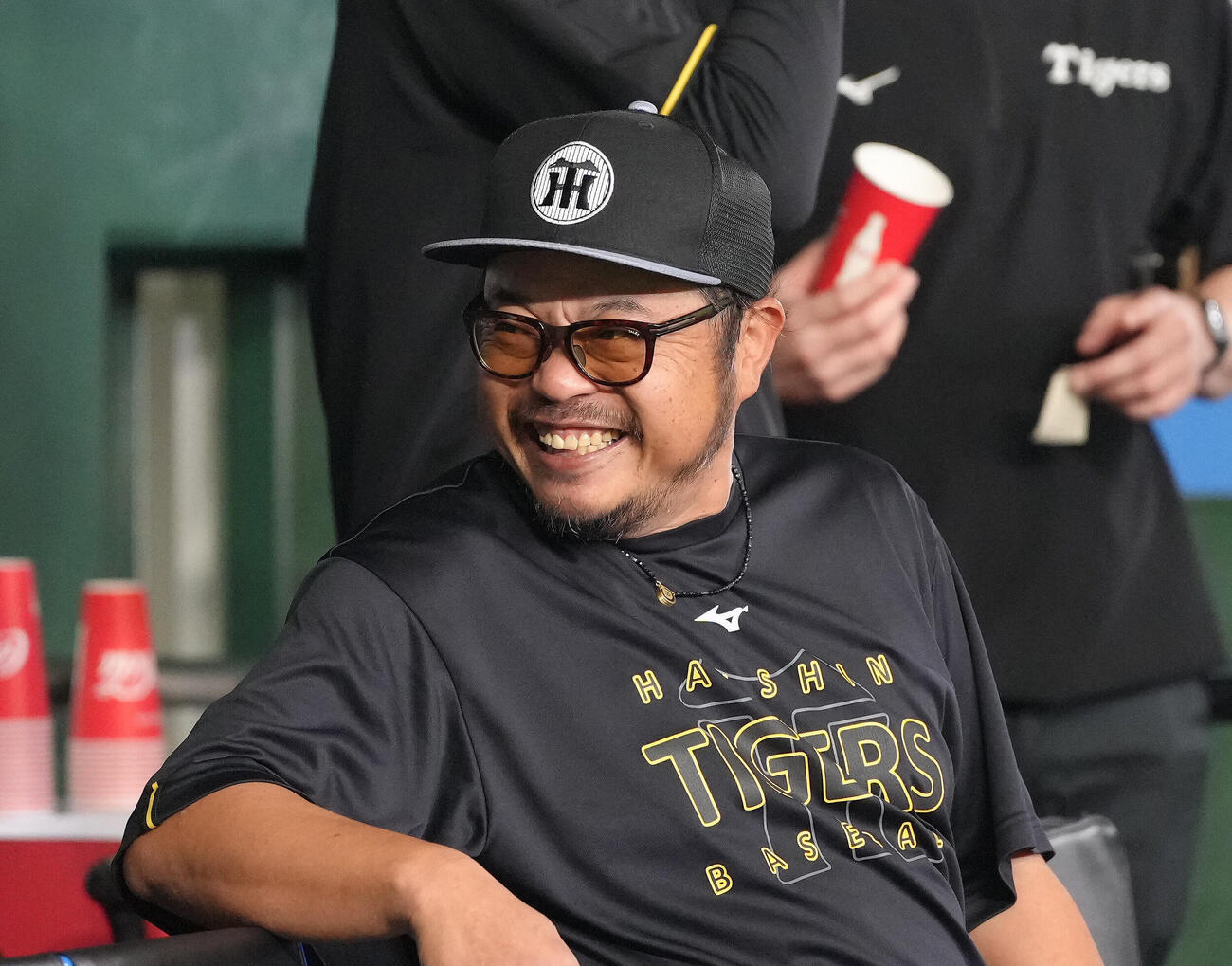 巨人対阪神　試合前、ベンチで笑顔を見せる阪神小谷野栄一コーチ（撮影・足立雅史）