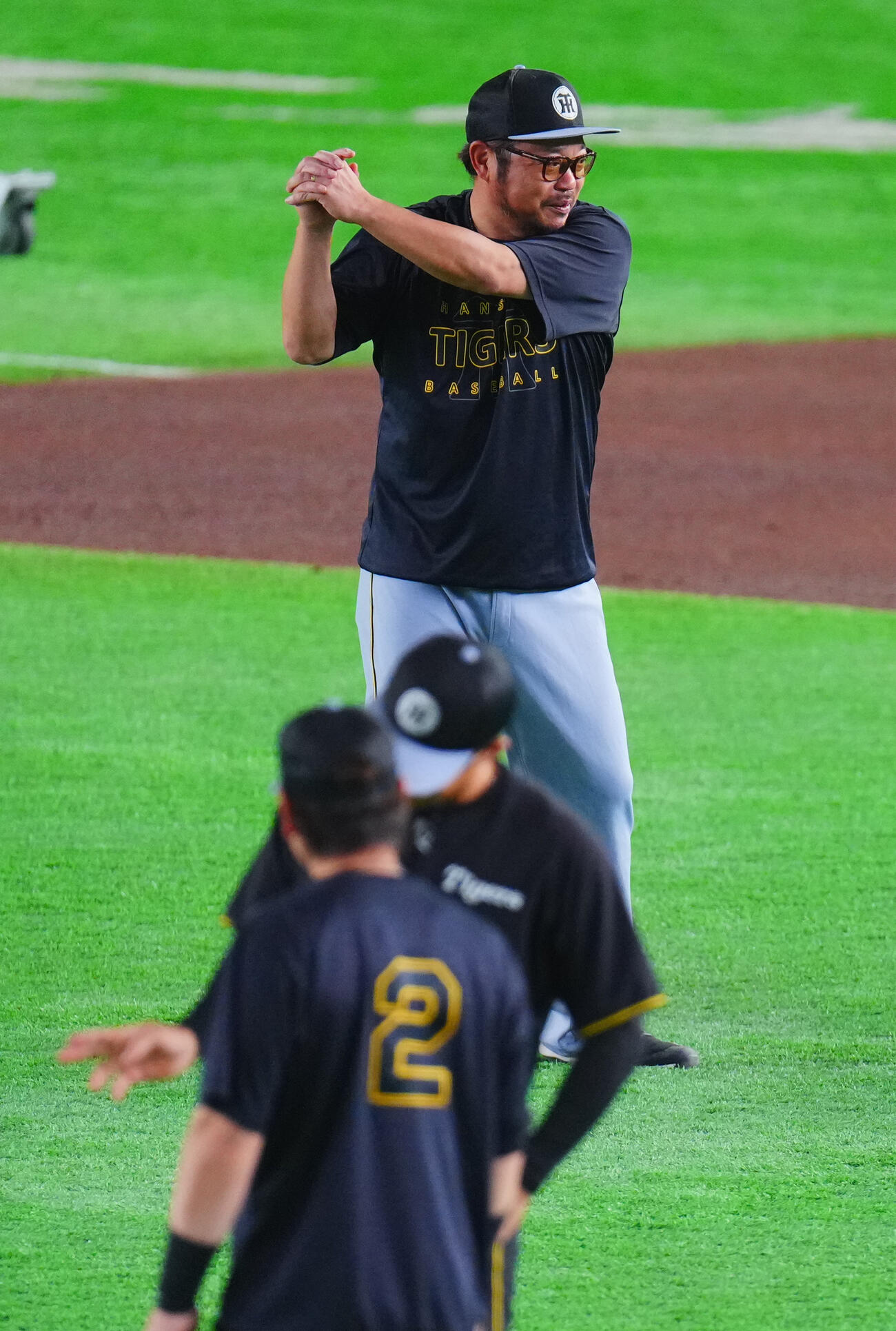 巨人対阪神　試合前練習に臨む阪神小谷野栄一コーチ（撮影・垰建太）