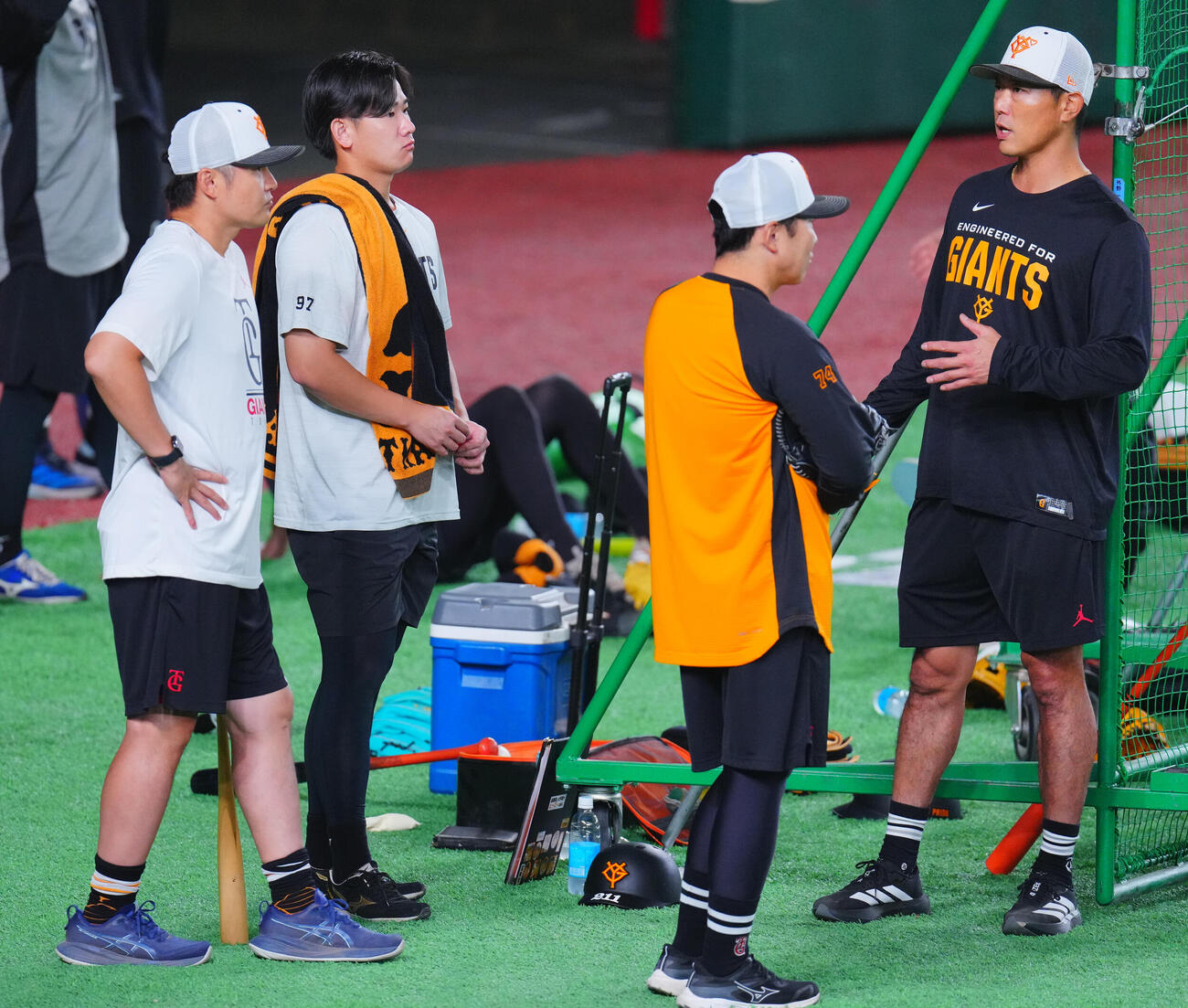 巨人対阪神　練習中、コーチたちと言葉を交わす巨人井上温大（中央左）（撮影・垰建太）