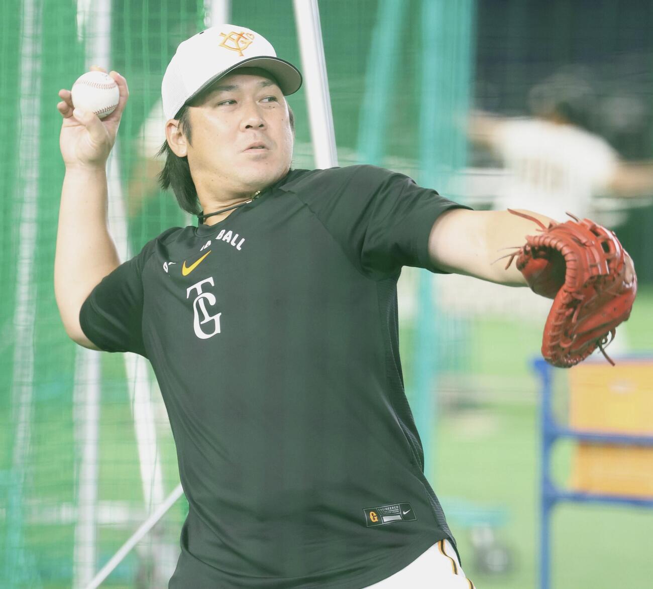 巨人対阪神　巨人甲斐拓也はキャッチボール(撮影・浅見桂子)