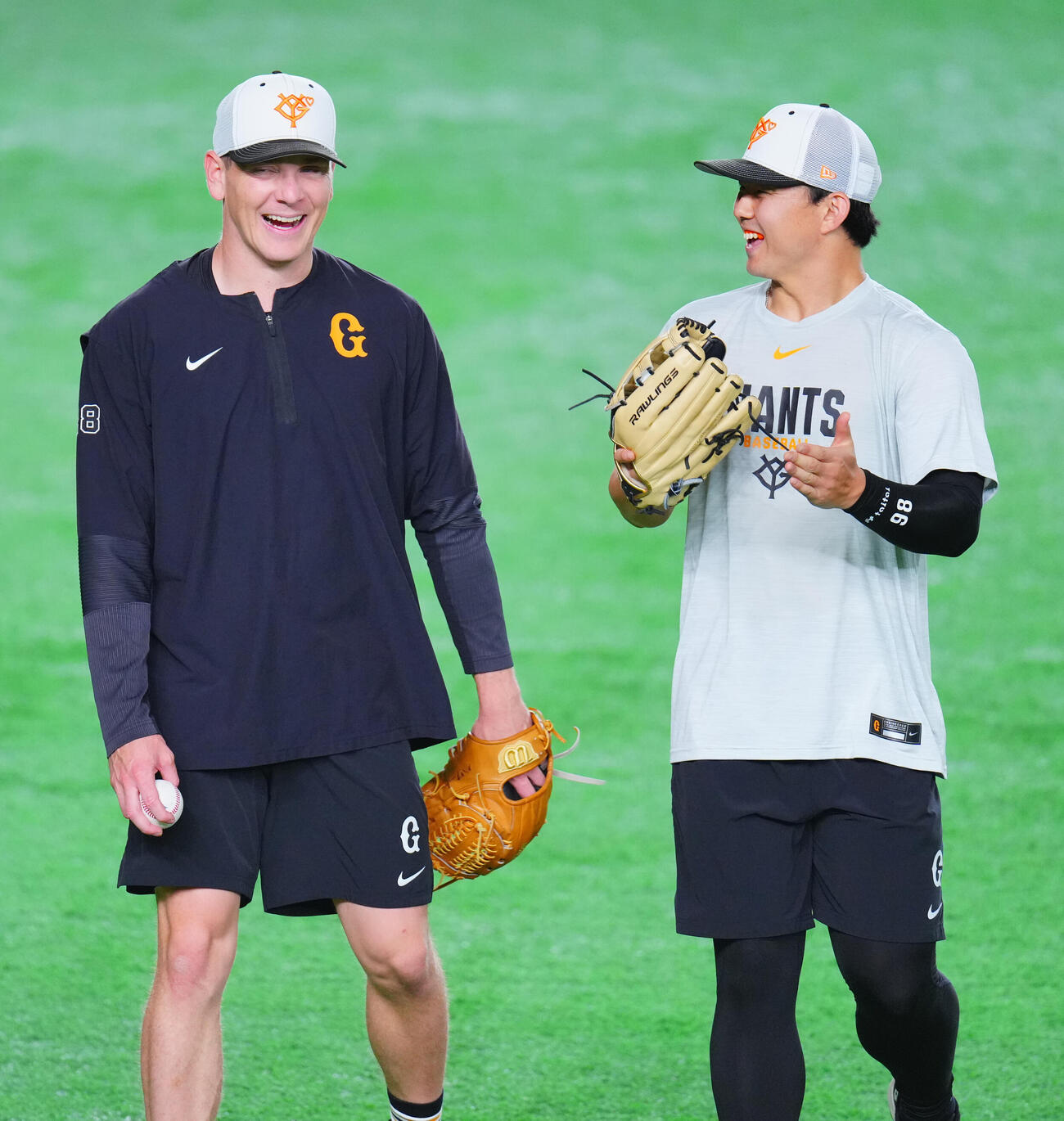 巨人対阪神　試合前笑顔を見せる巨人スペンサー・ハワード（左）と小笠原慎之介（撮影・垰建太）