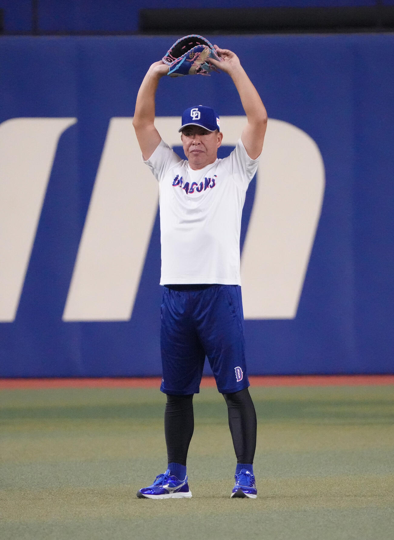 中日対DeNA　試合前、練習を見つめる井上一樹監督（撮影・森本幸一）