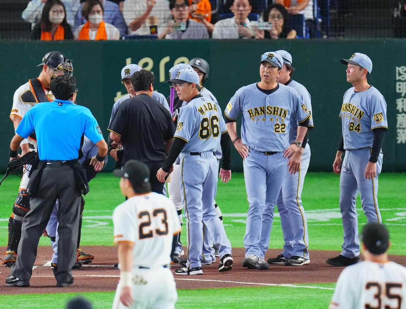 巨人対阪神　1回表阪神2死、森下翔太が死球を受け抗議する藤川球児監督（右から2人目）（撮影・垰建太）