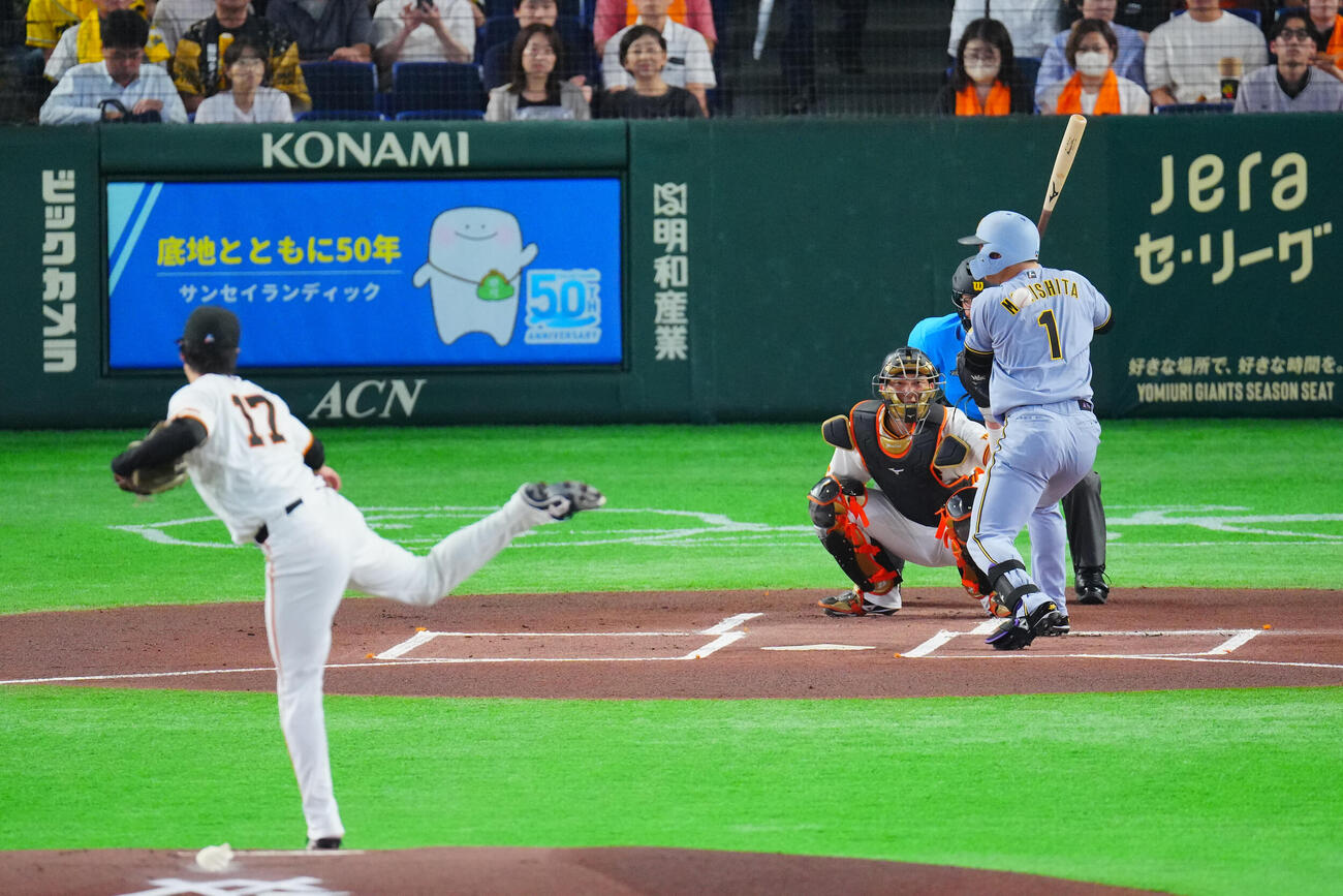 巨人対阪神　1回表阪神2死、死球を受ける森下翔太。投手西舘勇陽（撮影・垰建太）
