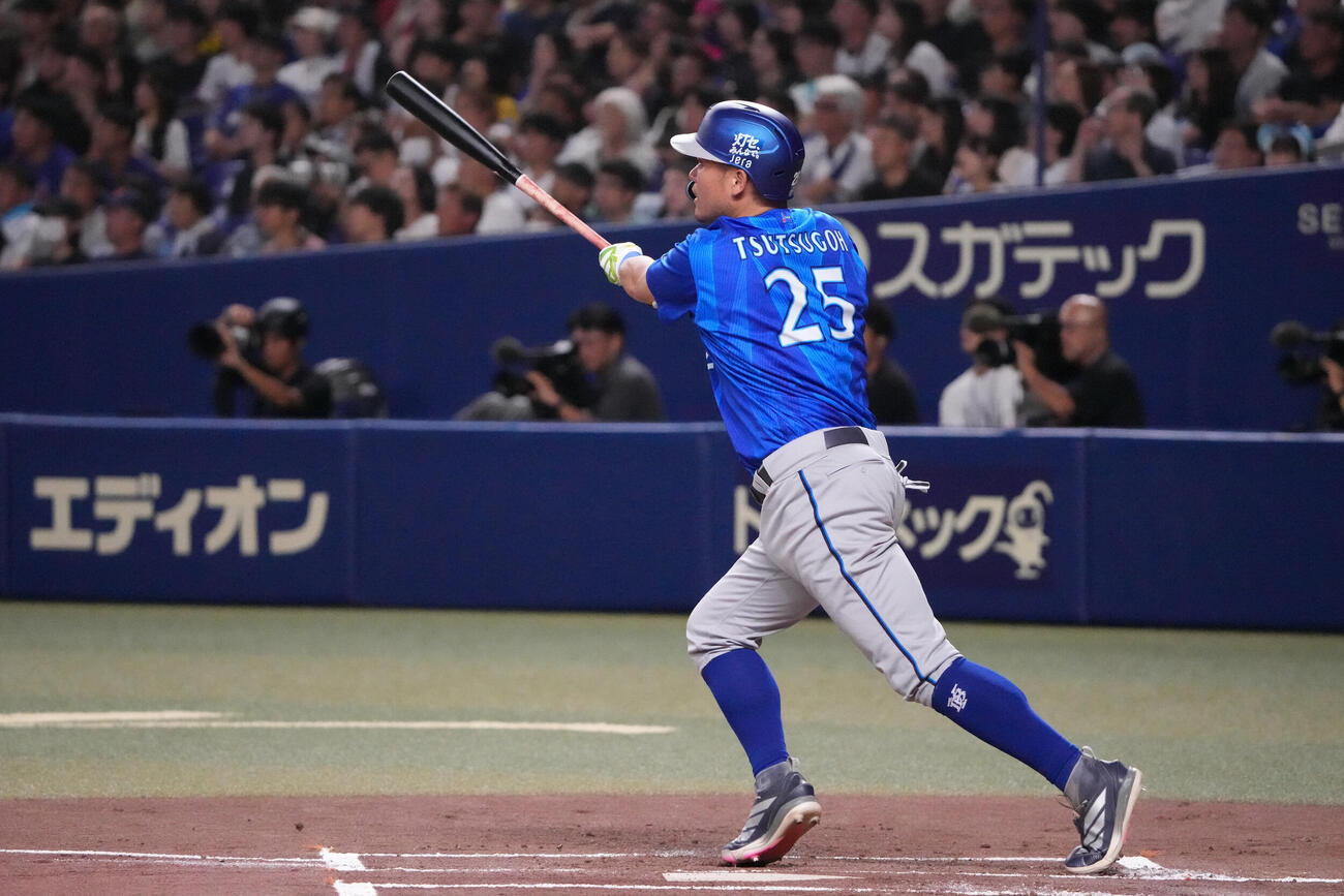 中日対DeNA 1回表DeNA2死、本塁打を放つ筒香嘉智（撮影・森本幸一）