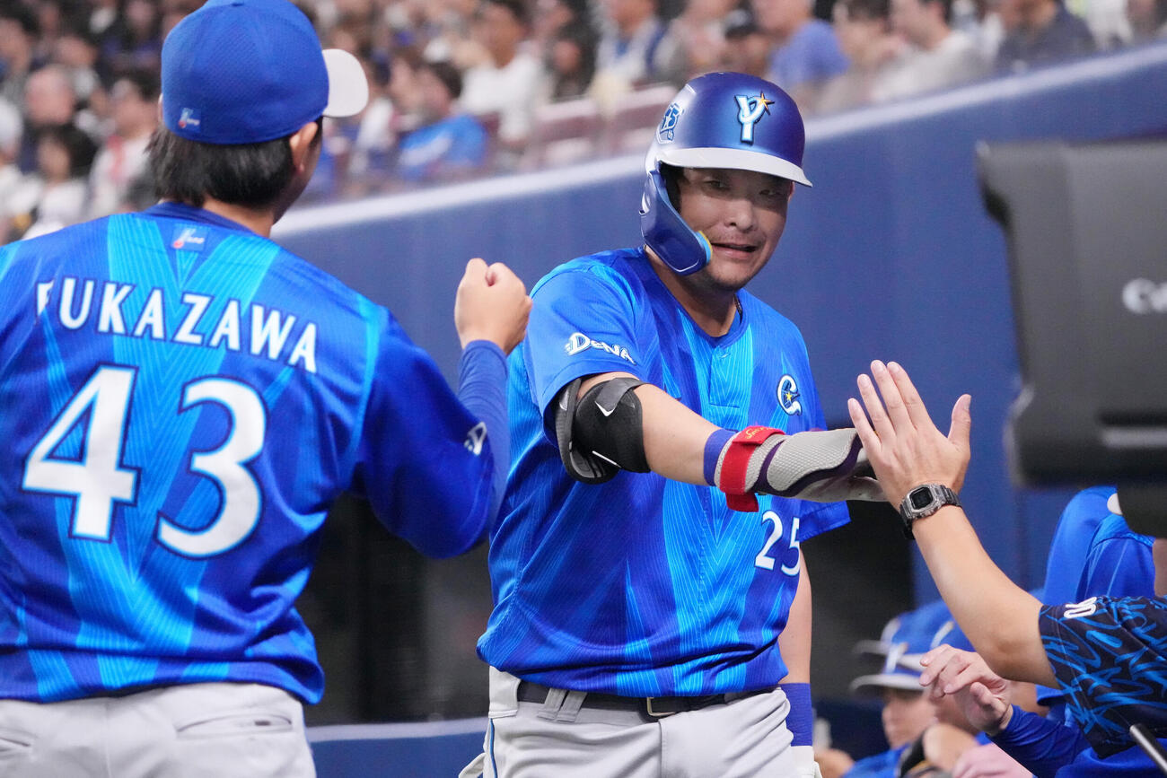 中日対DeNA 1回表DeNA2死、筒香嘉智（中央）は本塁打を放ちナインとタッチを交わす（撮影・森本幸一）