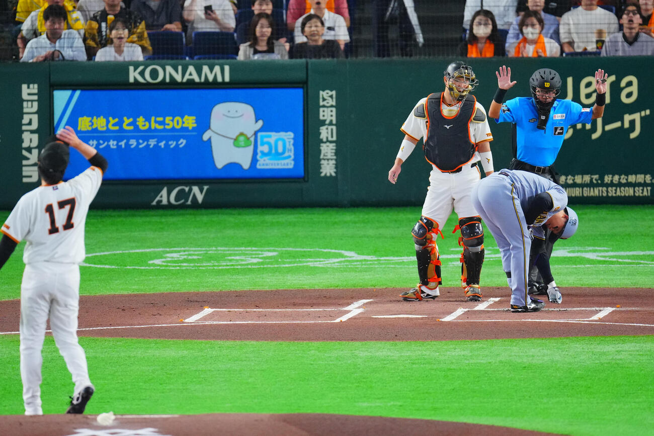 巨人対阪神　1回表阪神2死、死球を受ける森下翔太。投手西舘勇陽（撮影・垰建太）