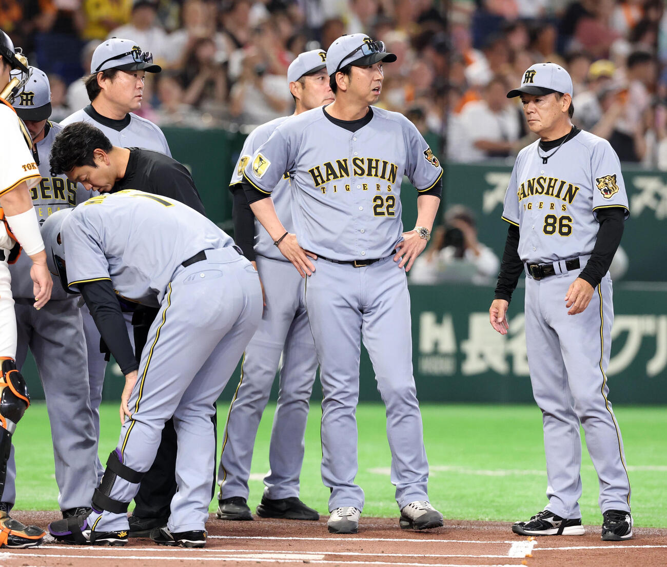 巨人対阪神　1回表阪神2死、森下翔太（左）が死球を受け、打席まで歩き投手に怒りをあらわにする藤川球児監督（中央）（撮影・浅見桂子）