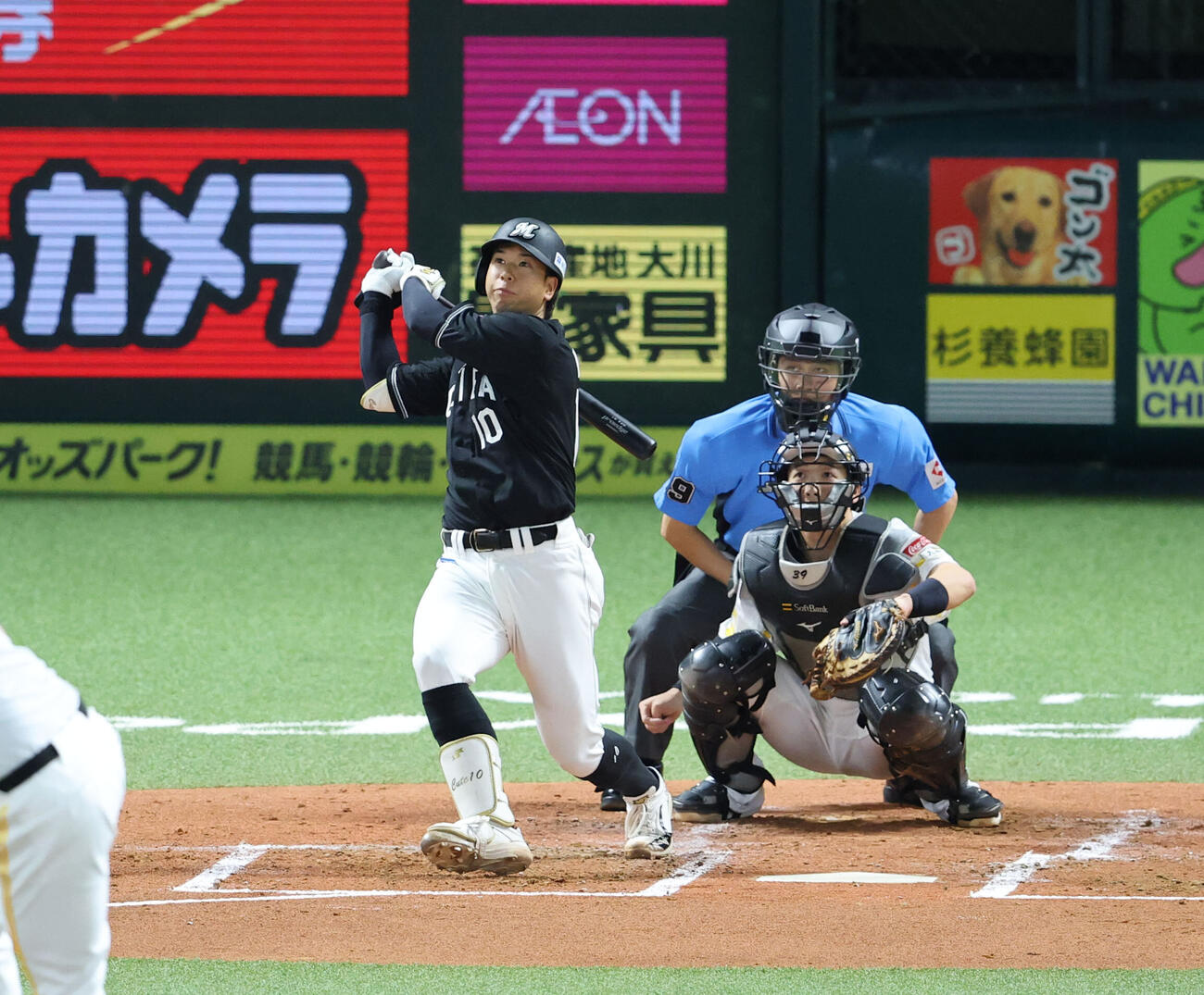 ソフトバンク対ロッテ　2回表ロッテ無死一塁、上田希由翔は右越えに先制となる2点本塁打を放つ（撮影・梅根麻紀）