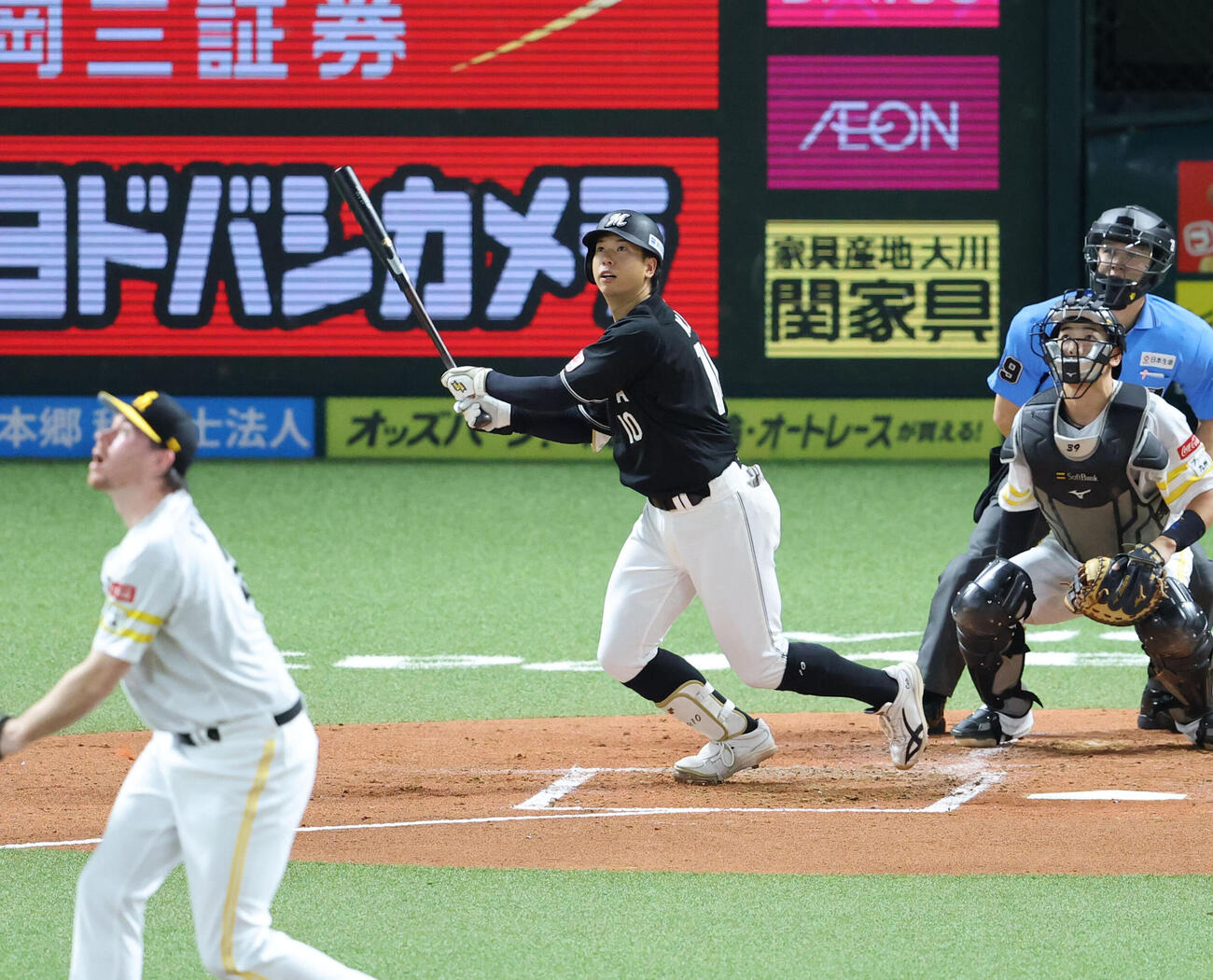 ソフトバンク対ロッテ　2回表ロッテ無死一塁、上田希由翔は右越えに先制となる2点本塁打を放つ（撮影・梅根麻紀）