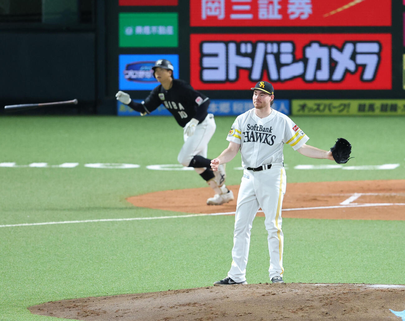 ソフトバンク対ロッテ　2回表ロッテ無死一塁、上田希由翔に先制となる右越え2点本塁打を浴びたカーター・スチュワート（撮影・梅根麻紀）