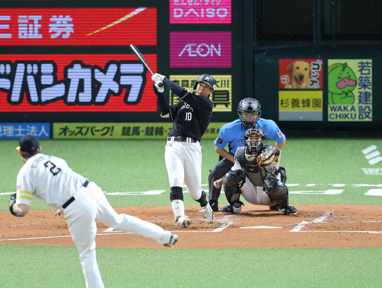 ソフトバンク対ロッテ　2回表ロッテ無死一塁、上田希由翔は右越えに先制となる2点本塁打を放つ（撮影・梅根麻紀）