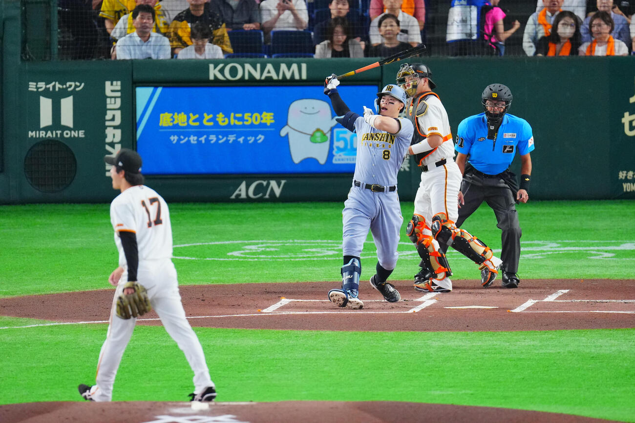 巨人対阪神　1回表阪神2死一塁、空振り三振に倒れる佐藤輝明。投手西舘勇陽（撮影・垰建太）