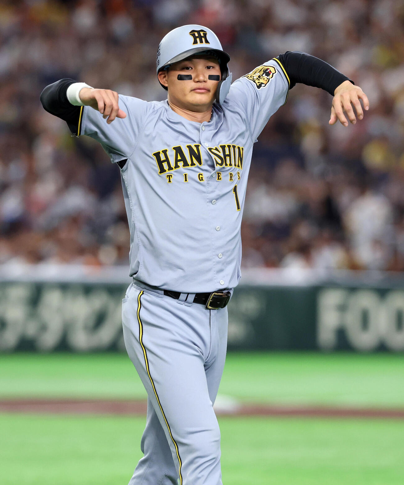 巨人対阪神　1回表阪神2死、死球を受けた森下翔太は肩を回して出塁（撮影・浅見桂子）