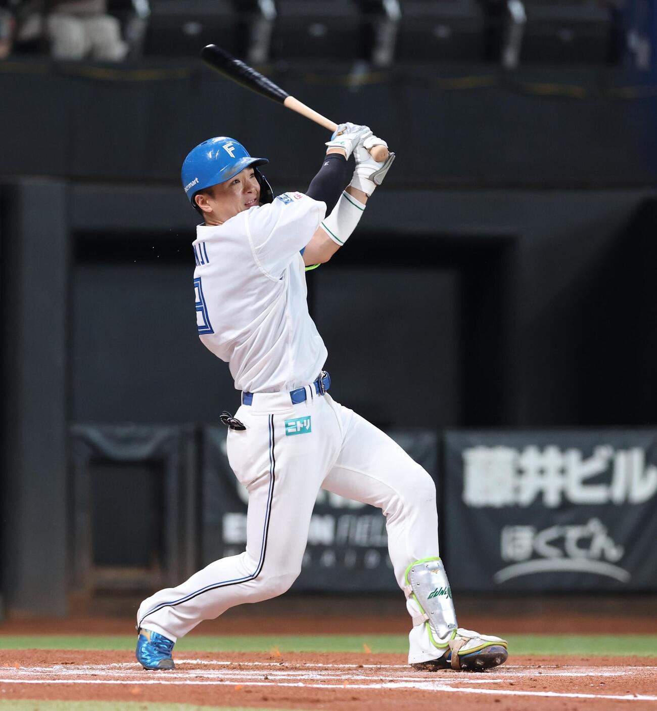 日本ハム対西武　1回裏日本ハム2死二塁、2点本塁打を放つ郡司裕也（撮影・黒川智章）