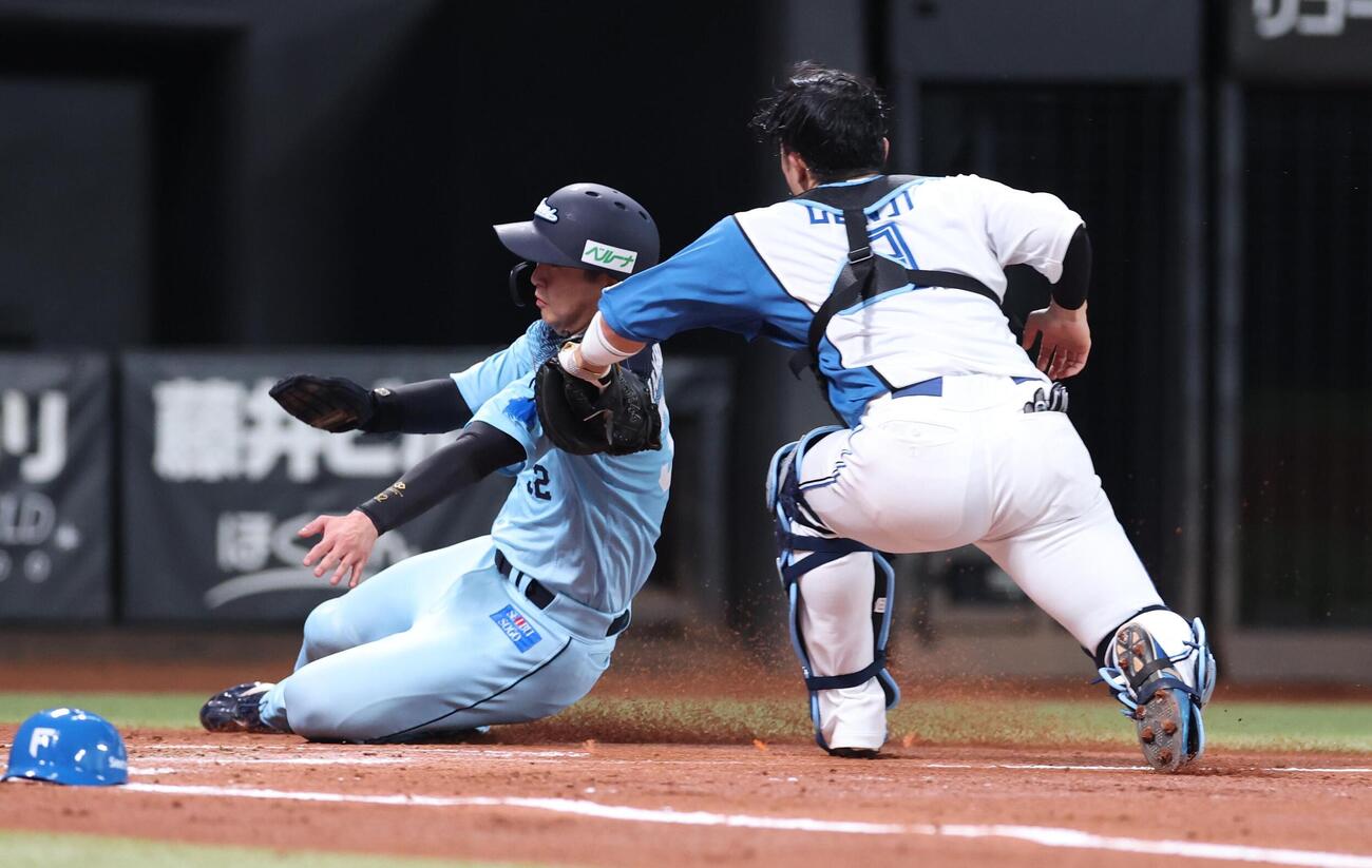 日本ハム対西武　2回表西武1死一、二塁、源田壮亮の右前打で二塁走者山村崇嘉が本塁を突くが郡司裕也が阻む（撮影・黒川智章）