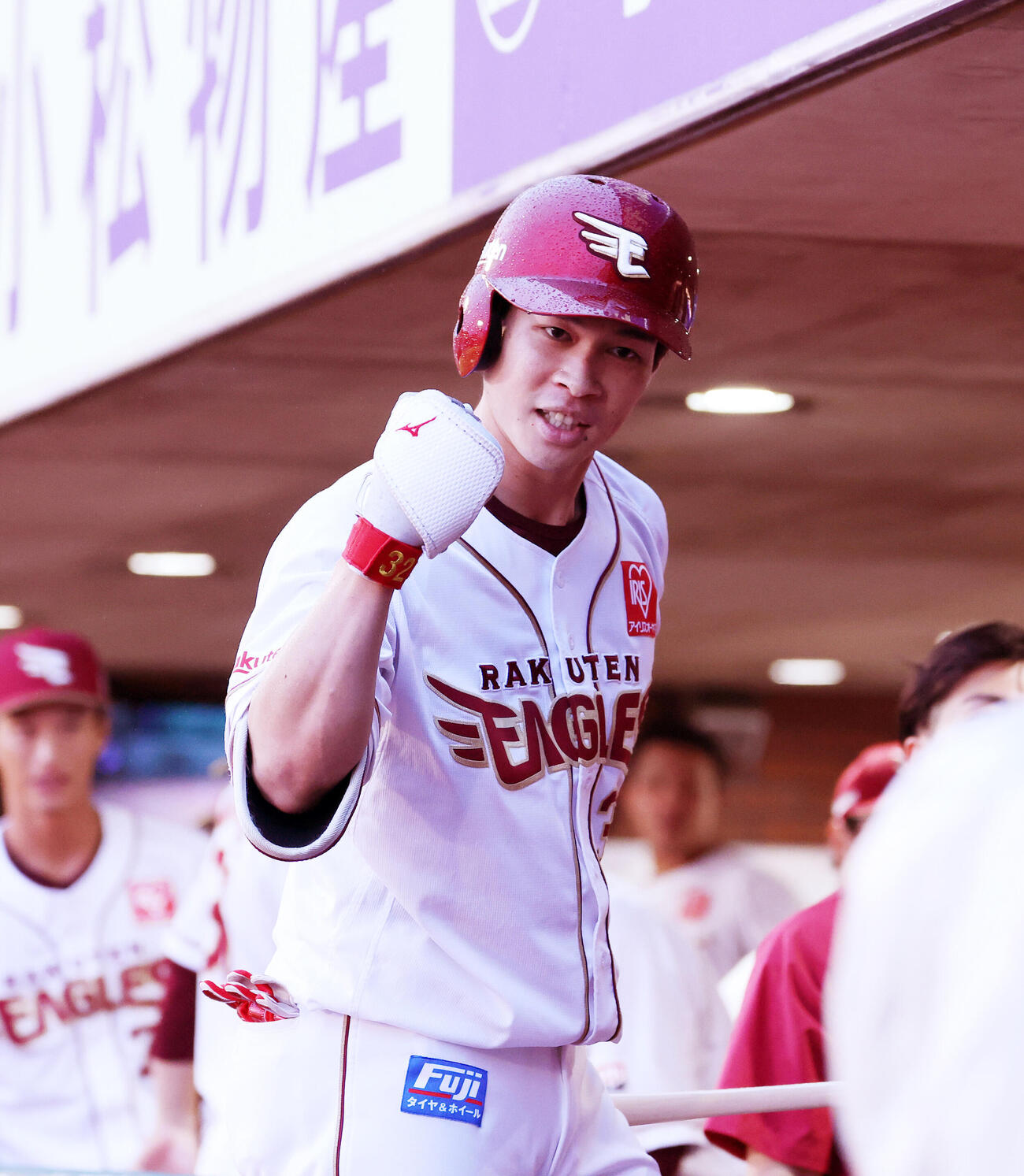 楽天対オリックス　1回裏楽天無死、中島大輔は本塁打を放ちガッツポーズ（撮影・鈴木正人）