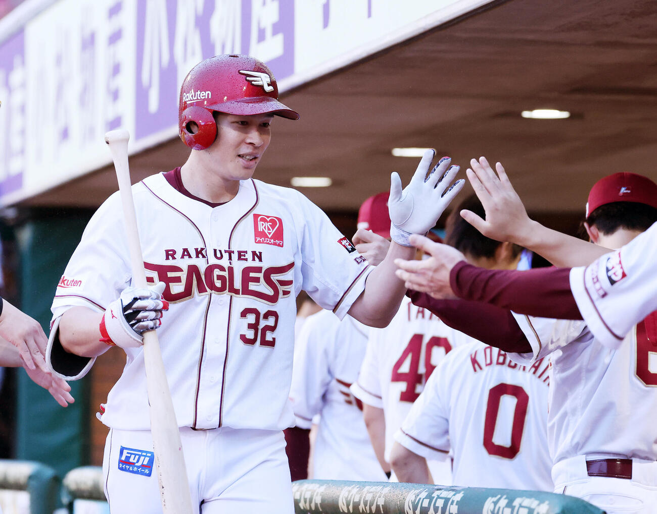 楽天対オリックス　1回裏楽天無死、中島大輔はソロ本塁打を放ちベンチ前でタッチ（撮影・鈴木正人）